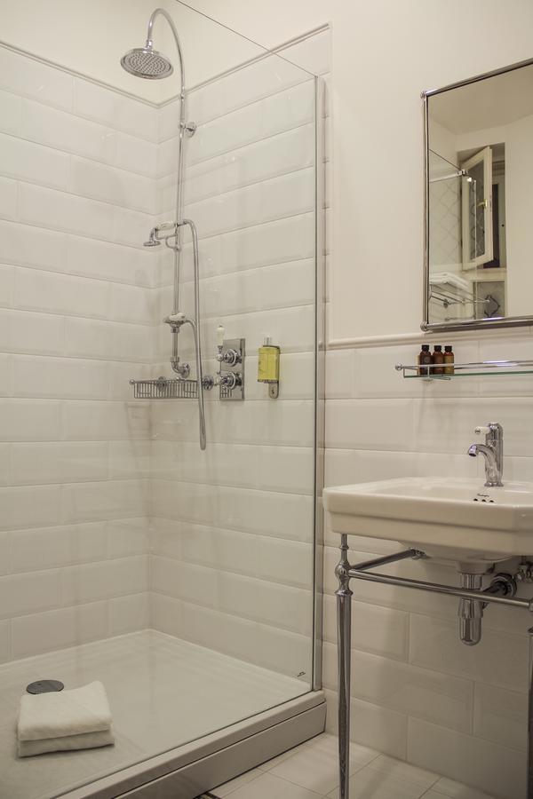 Sherlock Art Hotel Riga Bagian luar foto